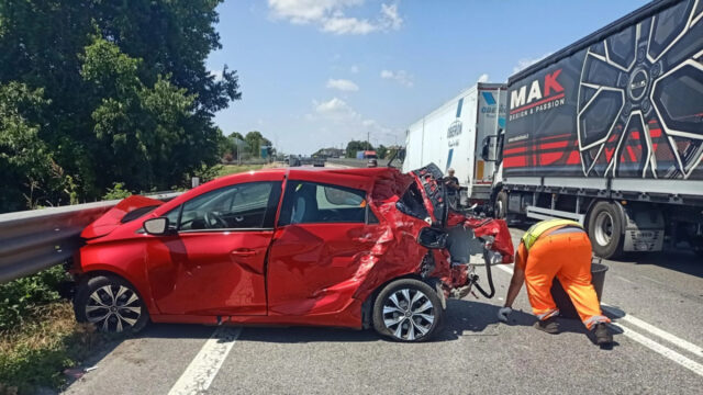 Spaventoso incidente tra tre tir e un’auto, traffico in tilt e soccorsi sul posto, la situazione è seria