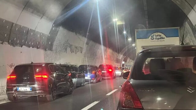 Spaventoso schianto in autostrada, ci sono morti, la situazione è critica