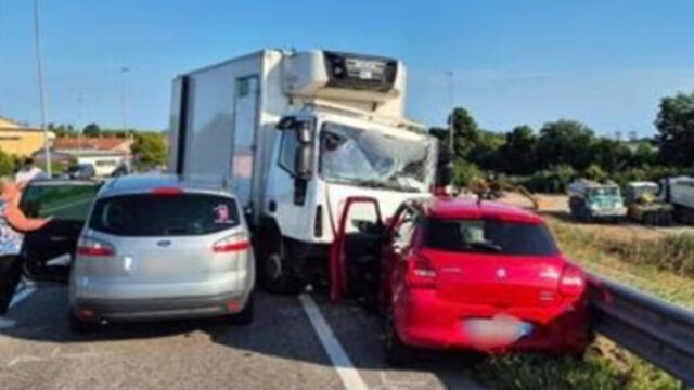 Spaventoso incidente stradale tra più veicoli, morta una coppia, lasciano due figli: dove e cosa è successo