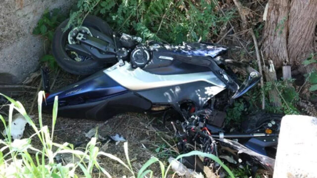 Incidente drammatico in moto, si schianta contro un albero: hanno tentato di rianimarlo per un’ora. La situazione è drammatica