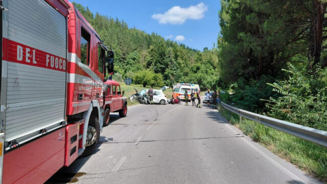 Spaventoso incidente tra due auto e uno scooter, la situazione è seria 