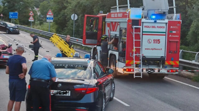 Violento scontro tra tre veicoli, il bilancio è disastroso