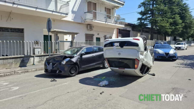 Spaventoso incidente stradale in città, coinvolte tre auto e 4 persone. La situazione è seria