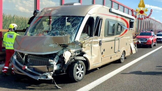 Spaventoso schianto per una famiglia a bordo di un camper, gravi i due figli, la situazione è seria 
