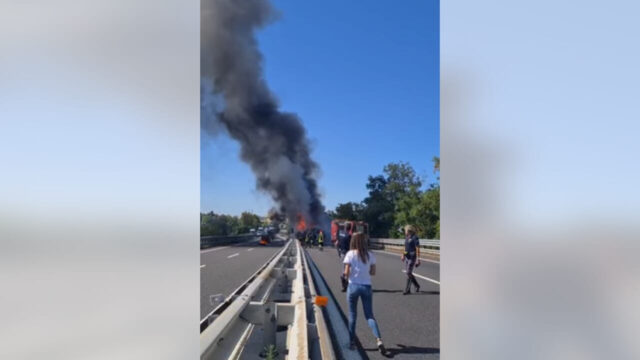 Terribile incidente in autostrada, tir in fiamme, traffico paralizzato e soccorsi sul posto: dove e cosa è successo