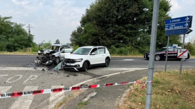 Spaventoso schianto tra due auto, una donna è morta sul colpo, la situazione è grave: dove e cosa è successo 
