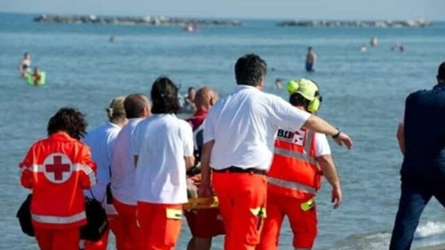 Tragedia al mare davanti alla sua famiglia, scompare tra le onde mentre cerca di aiutare suo figlio 