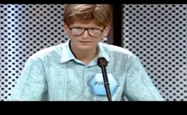 Giovanissimo e completamente diverso rispetto ad oggi, questo ragazzo è diventato negli anni uno dei volti più discussi della televisione italiana: avete capito di chi stiamo parlando?