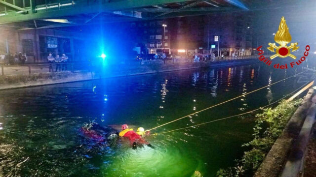 Dramma nella notte, incidente il giorno del suo compleanno: finisce con l’auto nel canale: il bilancio è straziante