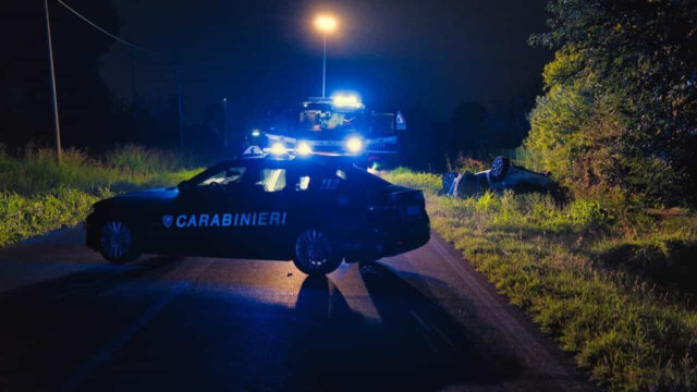 Tenta un sorpasso azzardato ma finisce in tragedia, muore a 28 anni