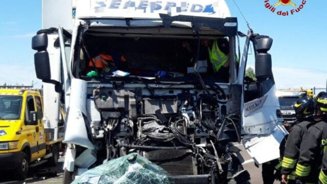 Spaventoso incidente in autostrada, lamiere e detriti sparsi per centinaia di metri, traffico in tilt: dove e cosa è successo 