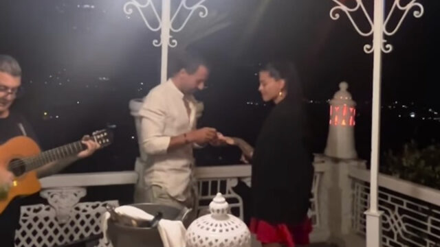 “Piango dalla gioia” Romantica proposta di matrimonio per la famosa di Canale 5: ha detto sì