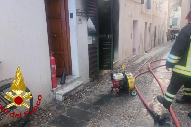 Drammatica esplosione nella città italiana località di vacanza, paura tra i presenti: necessario l’intervento dei Vigili del Fuoco