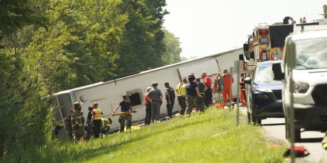Tragico incidente per un bus di turisti, ci sono morti, la dinamica è spaventosa