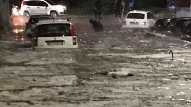 Violenta bomba d’acqua colpisce la città italiana, strade allagate e danni