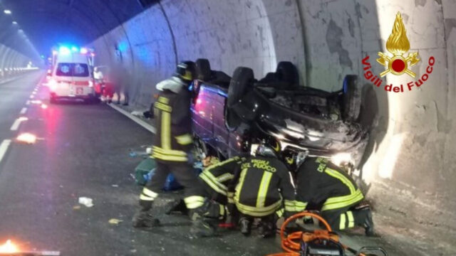 Spaventoso incidente stradale, l’auto si cappotta con 8 persone a bordo, di cui 5 bambini. La situazione è seria