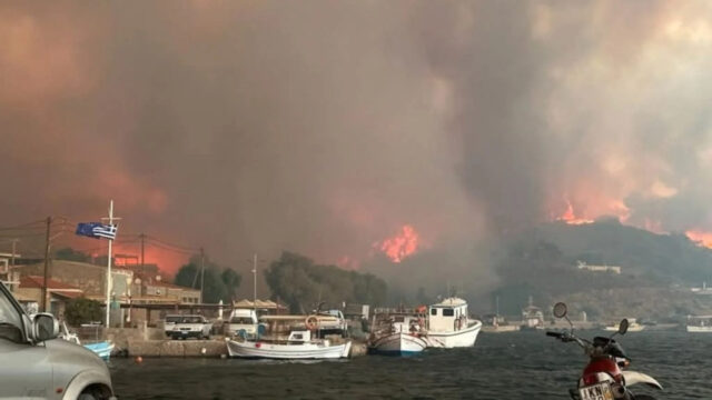 Spaventoso incendio nella famosa località turistica, panico e paura tra i presenti