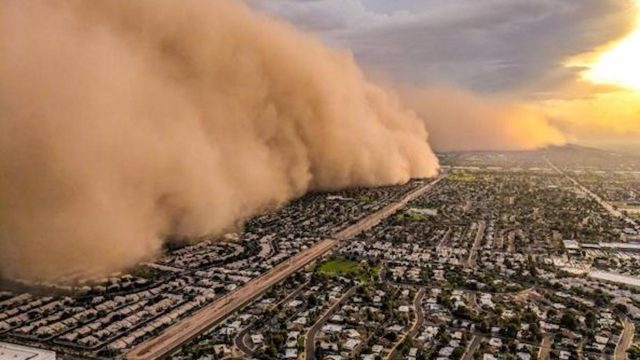 Tempesta di sabbia avvolge il cielo della città, voli cancellati e traffico nel caos 