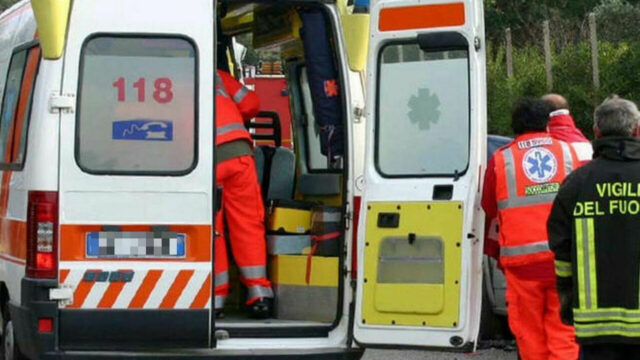 Scontro mortale in autostrada per una famiglia, giovane mamma muore in condizioni tragiche, grave la figlia di 8 anni