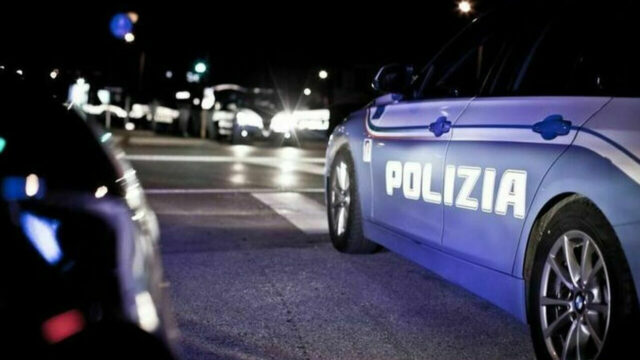 Donna uccisa a coltellate sotto casa, i vicini l’hanno sentita urlare: l’aveva già denunciato. Dove e cos’è successo