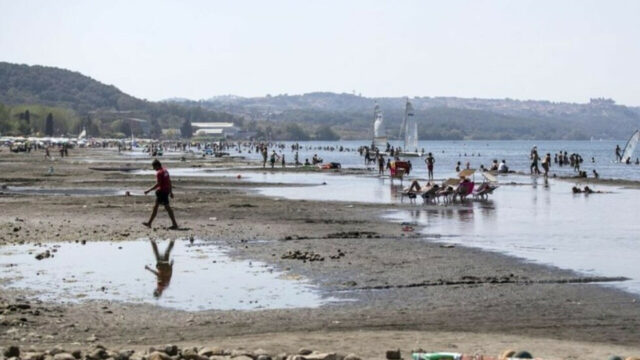 Tragedia durante un bagno al lago, non c’è stato nulla da fare: era insieme alla sua famiglia