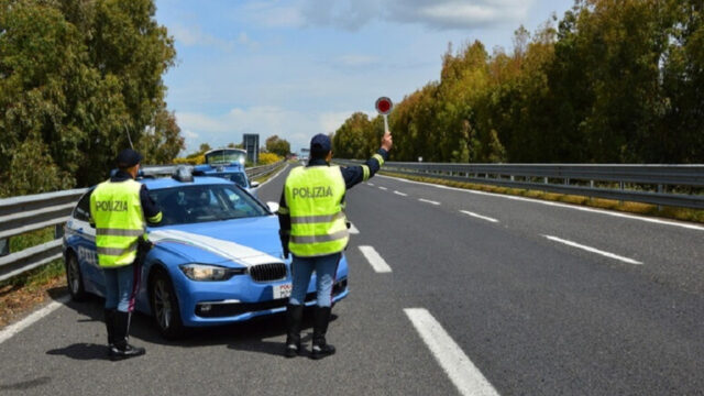 Tragedia di Ferragosto, tre ragazzi travolti da un’auto: il bilancio è straziante 