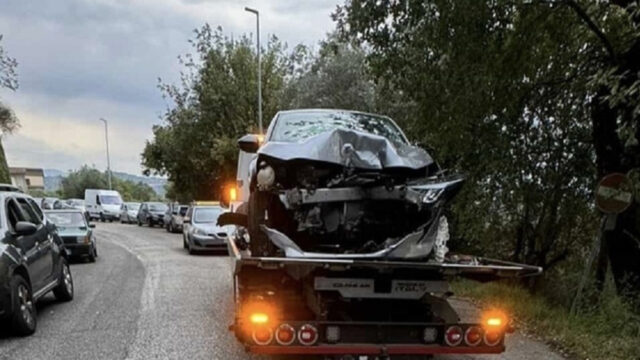 Auto si schianta contro un albero, a bordo con la mamma la sua bambina di 9 mesi. Il bilancio è straziante
