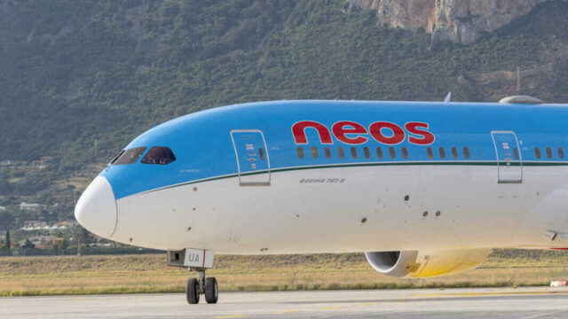 Tragedia in aereo, muore durante il volo, necessario l’atterraggio di emergenza: dove e cosa è successo 