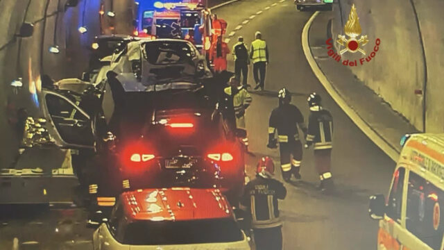 Incidente in autostrada, l’auto si ribalta e si schianta: traffico in tilt con code di oltre 9 km. La situazione è pesantissima