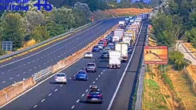 Travolto in autostrada da un tir che non si è fermato, finisce in tragedia: l’incidente mortale