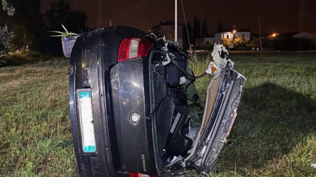 Auto con 5 ragazzi a bordo finisce fuori strada nella notte, la situazione è seria