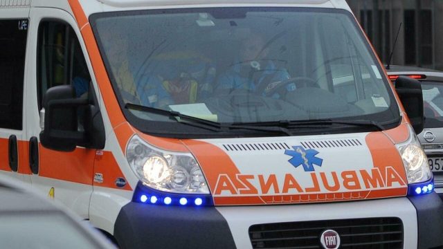 Tragico incidente fuori casa, bimbo schiacciato da un furgone in manovra: il dramma