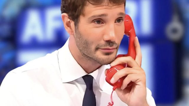 “Richiamato dalle vacanze” Stefano De Martino, si mette male: l’emergenza ai vertici della dirigenza