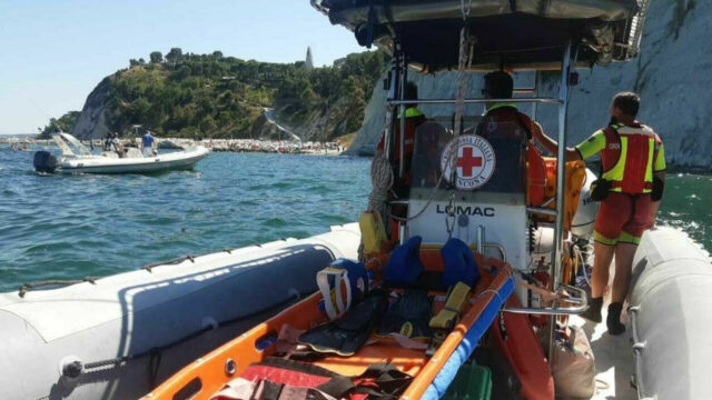 Tragedia in mare, 23enne muore mentre fa il bagno: dove e cosa è successo