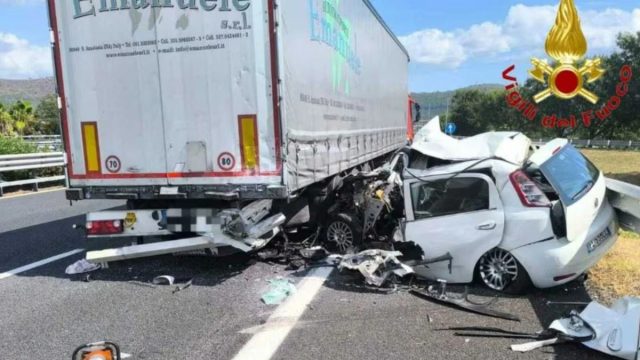 Spaventoso scontro tra auto e camion in autostrada, traffico in tilt e soccorsi costretti a intervenire: la situazione è seria 