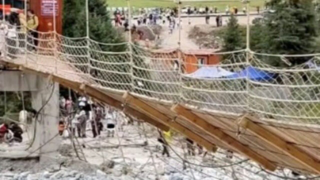 Crolla un ponte sospeso, 29 persone cadono, il bilancio è gravissimo