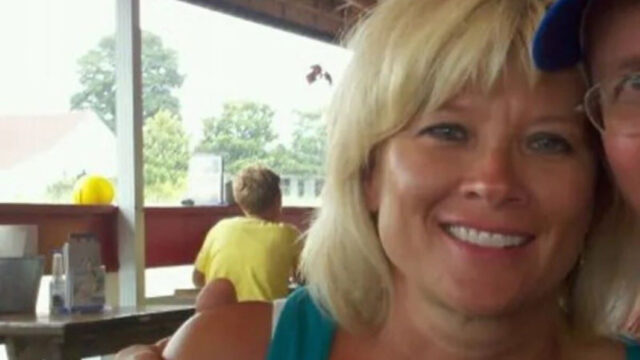 “Mamma è morta” prima i ladri in casa, poi il drammatico annuncio del cantante