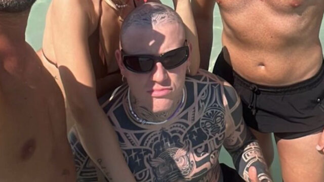 “Ma è davvero lui!” L’ex volto di Canale 5 sorprende con un look irriconoscibile: tatuaggi e trasformazione shock