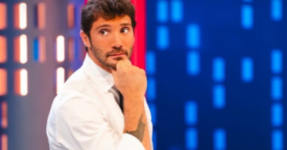 Svolta Shock: Immagini Private di Stefano De Martino Diffuse Online! La Reazione del Conduttore e le Implicazioni sulla Privacy