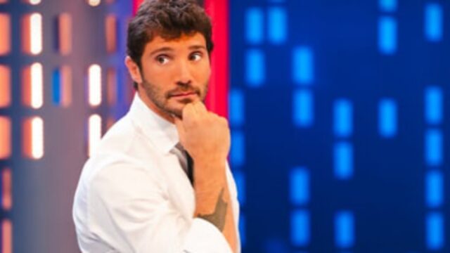 “Cosa gli hanno fatto” Dramma per Stefano De Martino, il conduttore colpito da una terribile notizia