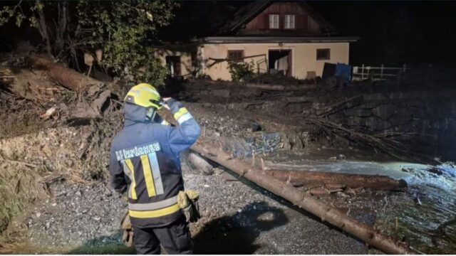 Drammatico incidente per una famiglia, auto travolta da valanga di fango e detriti