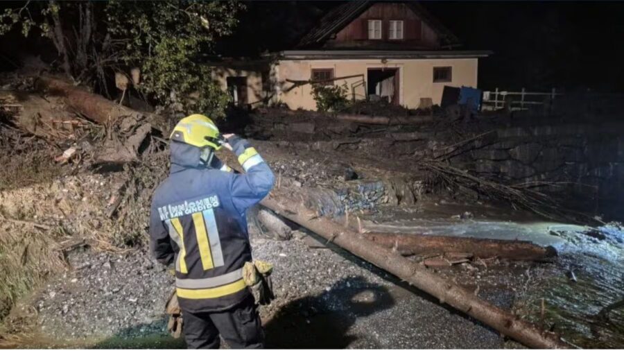 Drammatico incidente per una famiglia, auto travolta da valanga di fango e detriti