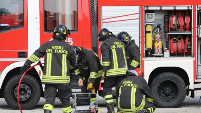 Tragedia di Ferragosto, albero si abbatte su un auto con a bordo 4 giovani, il bilancio è straziante