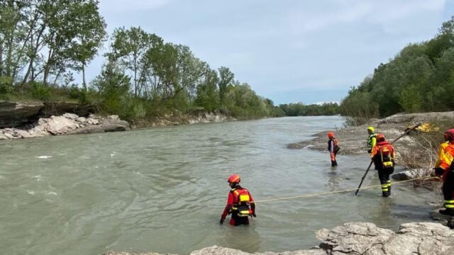 Si ribalta con la canoa nel fiume, finisce in tragedia: una comunità sotto choc per quello che è successo 