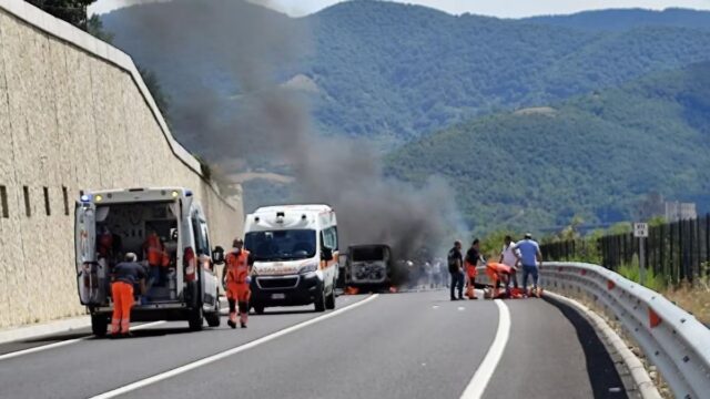 Spaventoso scontro sulla provinciale tra un’auto e un furgone, coinvolte nove persone, la situazione è drammatica