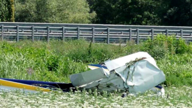 Aereo precipita vicino l’autostrada, a bordo il famoso italiano