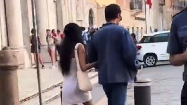 “Sono una coppia” Scoppia l’amore tra il cantante e l’attrice: avvistati mano nella mano