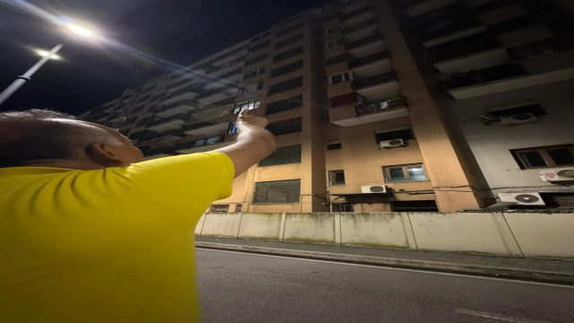 “Prima il tonfo e poi le urla” bimbo di un anno cade dal quinto piano mentre la mamma è in casa