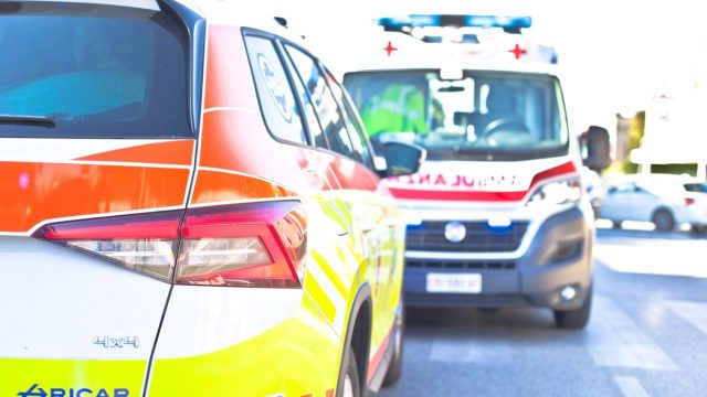 “Chi c’era davvero alla guida” Bimbo caduto dall’auto in corsa, cosa emerge davvero dal verbale