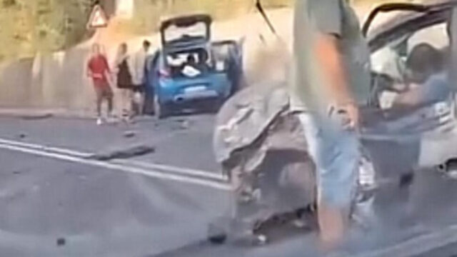 Violento scontro frontale tra due auto, otto le persone coinvolte, la situazione è seria 